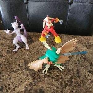 3 Pokémon Figurines